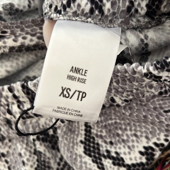 EXPRESS HIGH WAISTED SNAKESKIN PRINT JOGGER PANT. BLACK/ WHITE. XS - Picture 6 of 7